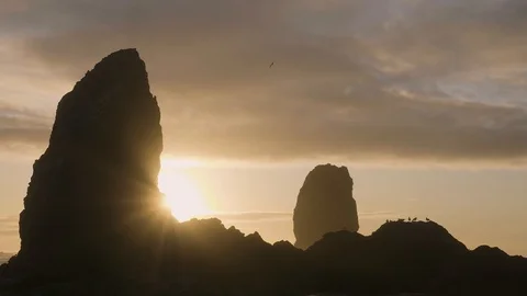 Sunset sun flare sky landscape at haystack rock cannon beach bird flying Vidéo 122806186