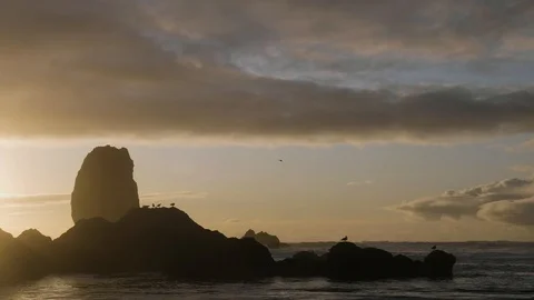 Sunset sun flare sky landscape at haystack rock cannon beach panning Vidéo 122806267