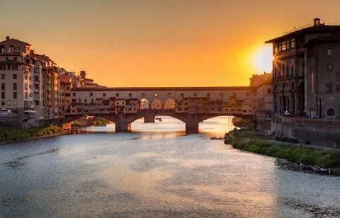 Sunset sun over Ponte Vecchio Florence Italy Stock-Fotos