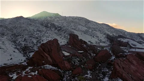 Sunset sun rays golden hour Red Rocks Park and Amphitheater concert event venue Vidéo 336798686