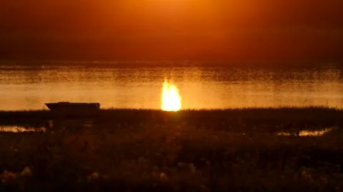 Sunset sun shines on the background of the lake. Close-up macro. Red setting sun Stock-Footage 151910744