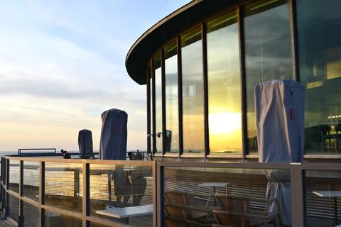 Sunset: sun shining on window restaurant Foto stock