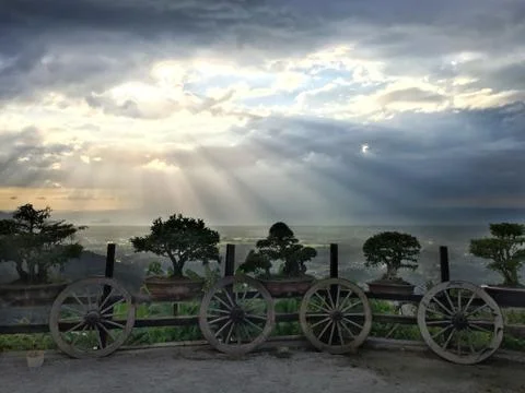 Sunset with sunbeam over mountain Foto stock