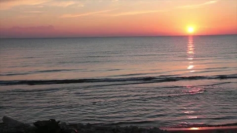 Sunset sunrise above water ocean lake with orange sky medium shot Vídeo Stock 252153898