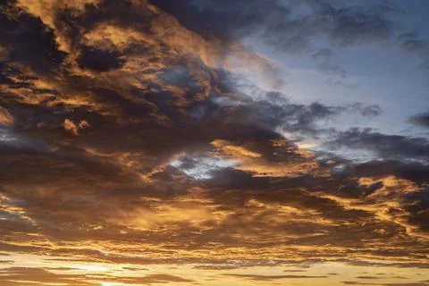 Sunset / sunrise dramatic sky with dark clouds with atmospheric effect Fotos de archivo