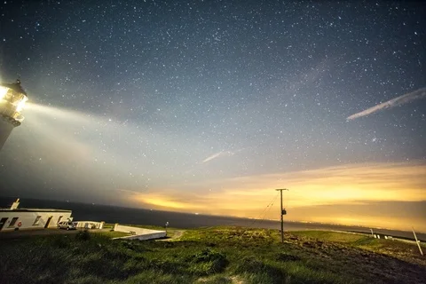A sunset to sunrise time lapse at the Mull of Galloway lighthouse Video stock 90755209