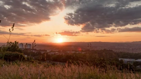 A sunset to sunrise time lapse over Glasgow with Noctilucent clouds visible Video stock 244029795