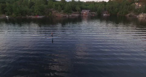 Sunset SUP at cottage  Vídeo Stock 68893401