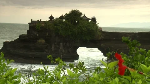 Sunset at Tanah Lot Temple Complex  against Crashing Waves Video stock 8519557