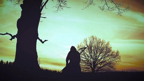 At sunset there is a grim Reaper 库存影片 94500386