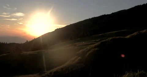 Sunset Through Flowing Cloud Waves, Mountain Time Lapse Pan Stockbeeldmateriaal 65411985
