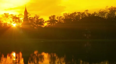 Sunset through Hazy Light over a Pond in Thailand 库存影片 48568652