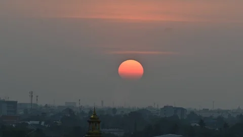 The sunset Through large clouds Video stock 124675562