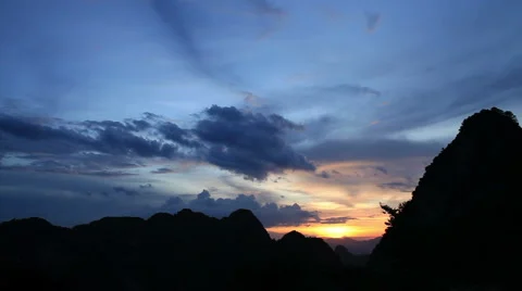 Sunset through the mountains Vidéo 1002970