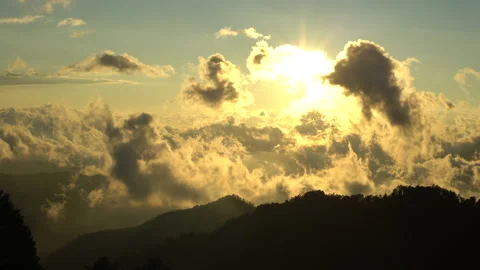Sunset time lapse above the clouds with mountain silhouettes. Vídeos de archivo 138814993