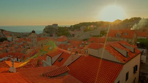Sunset time lapse above house roof in Mediterranean old town Dubrovnik protected Vídeos de archivo 72445163