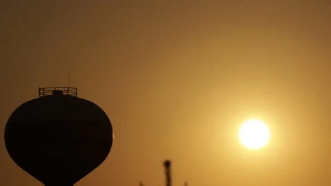 Sunset time-lapse behind a midwestern water tower. Stock-Footage 144901287