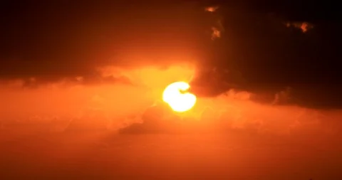 Sunset time lapse. Big Sun with Clouds sunset Time Laps. 库存影片 128183777