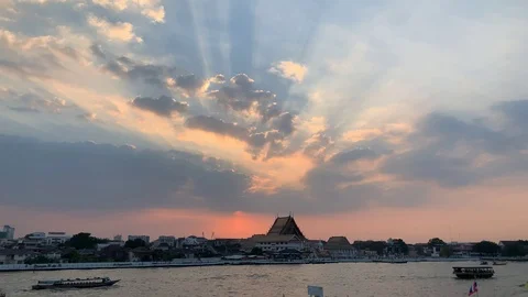 Sunset time lapse with Buddhist temple and river with boats passing 스톡 동영상 121566694