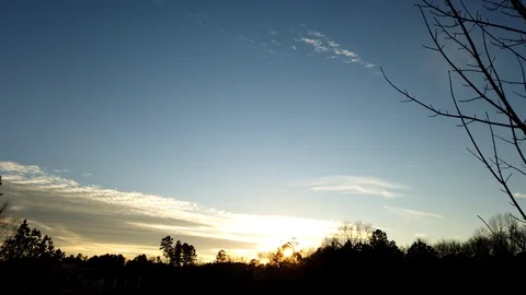 Sunset time lapse of clouds and chem trails Vídeos de archivo 105705384