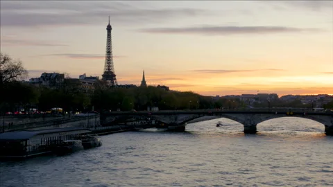 Sunset Time-lapse of Eiffel Tower and Seine River with Tour Boat Passing Under B 스톡 동영상 331614364
