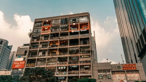 Sunset time lapse of famous Cafe Apartment in Saigon at No.42 Nguyen Hue Street 스톡 동영상 100187522