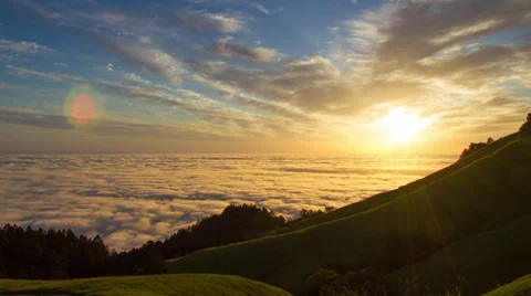 Sunset time-lapse over a bed of fog over the pacific ocean 스톡 동영상 37119936