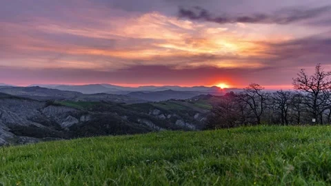 Sunset time lapse over Bolognese hills with camera slider motion, 4K Vídeos de archivo 344425632