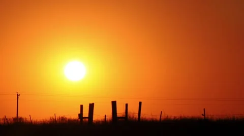 Sunset time lapse over fence posts Видео 1215464