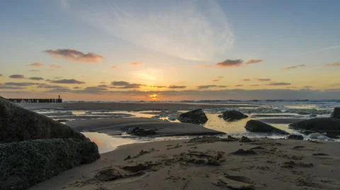 Sunset time lapse over a rocky, sandy beach -  30 FPS timelapse Video stock 37360074