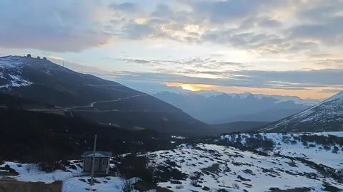 Sunset time lapse over snowy Baima mountain pass in Yunnan Vídeos de archivo 333839446