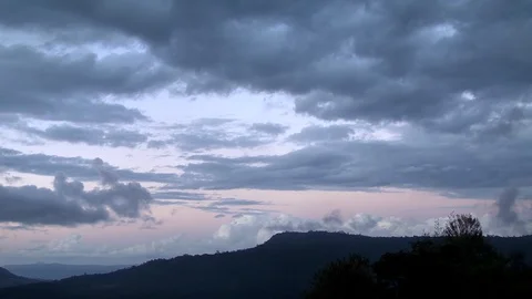 Sunset time-lapse overlooking mountains Vídeo Stock 92185761