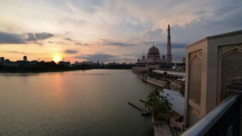  Sunset Time Lapse at Putra Mosque by a lake in Putrajaya, Malaysia. Vídeos de archivo 132226784