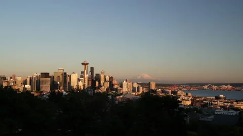 Sunset Time Lapse Of Seattle Skyline With Mount Rainier In Background 스톡 동영상 167739454