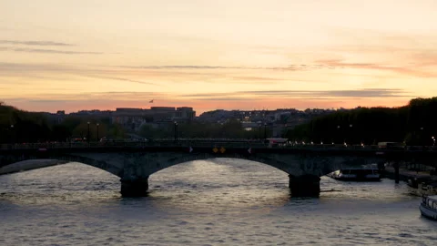 Sunset Time-lapse of Seine River with Tour Boats and Pont des Invalides Bridge i 스톡 동영상 331614328