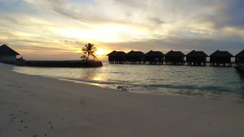 Sunset Time-Lapse Shooting at the Maldives Island. Overwater bunglow. Fast Time. 库存影片 161826893