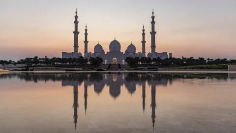 Sunset time lapse of the stunning Sheikh Zayed Grand Mosque in Abu Dhabi Stock Footage 303354323