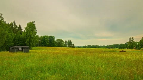 Sunset time lapse of a tiny home in an open grassland field near a forest 스톡 동영상 228203694