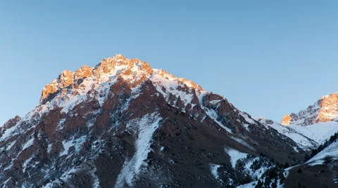Sunset Time lapse on the tip of Snowy Mountain 動画素材 56701649