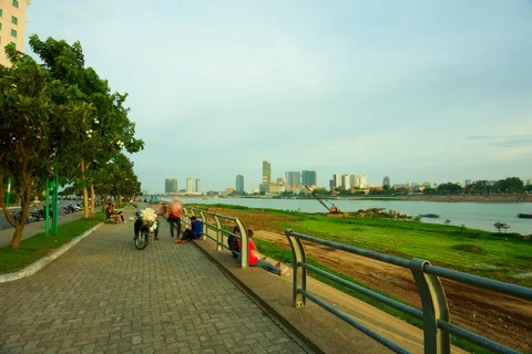 Sunset time lapse of Tonle Sap Street area in Phnom Penh, Cambodia. Stock Footage 115454009