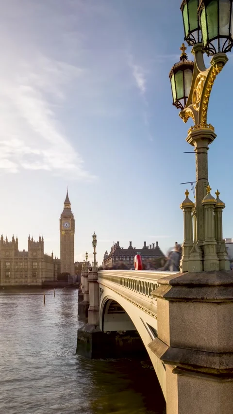 Sunset time lapse view of the Big Ben tower and Westminster Bridge in London Video stock 310836596