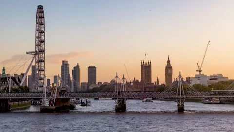 Sunset time lapse view of the London skyline with Golden Jubilee Bridge Video stock 310837940