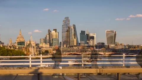 Sunset time lapse view of the London skyline with blurred motion business people Stock-Footage 310838005
