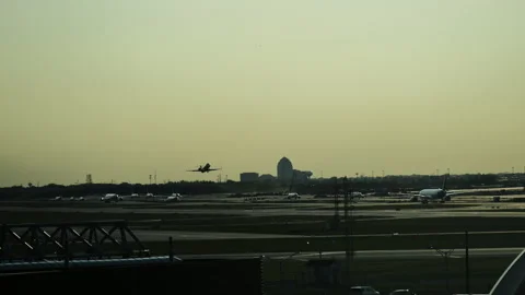 Sunset time over Chicago O'Hare International Airport with glowing red horizon Vidéo 340540385