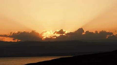 Sunset timelaps light came from the clouds in the dead sea jordan side Video stock 114329492