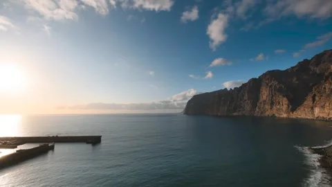 Sunset Timelapse 4K Over Los Gigantes Cliffs and Marina, Tenerife Vidéo 317238961