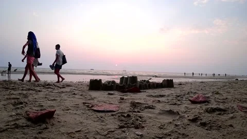 Sunset timelapse on the beach. Built a sand castle Vídeos de archivo 146513304