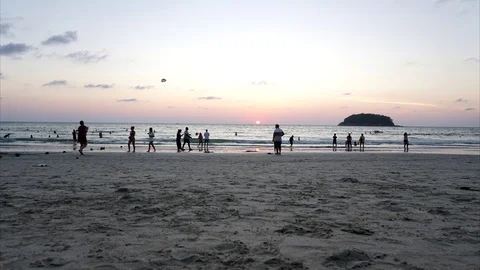 Sunset timelapse on the beach. View of the island, ocean, people, waves Video stock 108665802