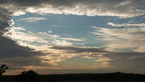 Sunset timelapse of heavenly clouds approaching over countryside horizon 库存影片 81513208