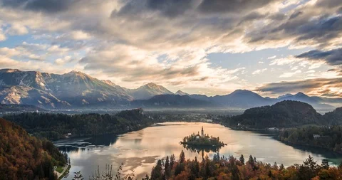Sunset timelapse of lake Bled with it's island on a bright sunny Vidéo 105268680